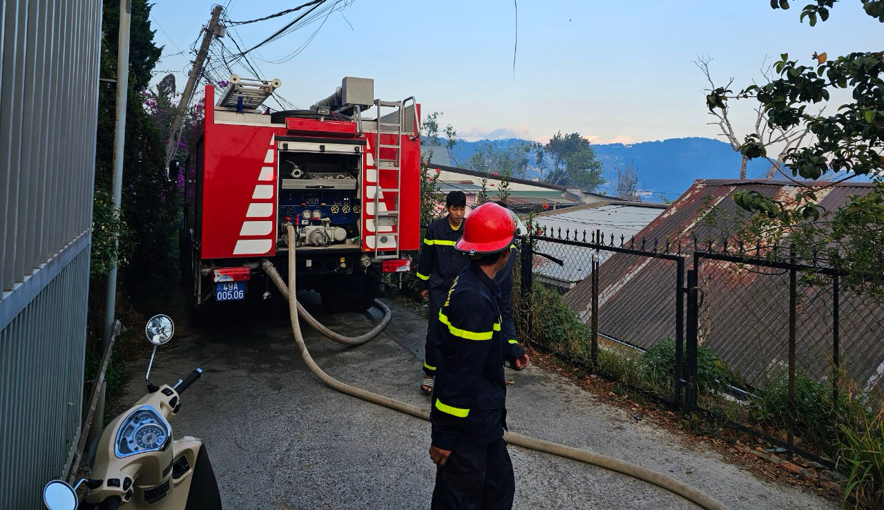 Xe chữa cháy được điều đến hiện trường.