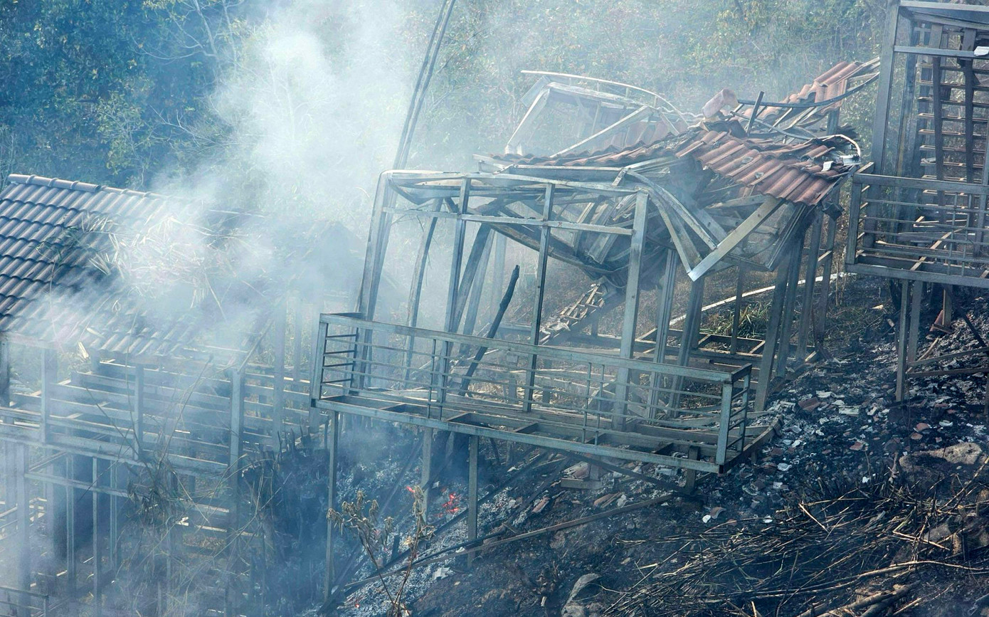 Cháy dãy khung nhà tiền chế.