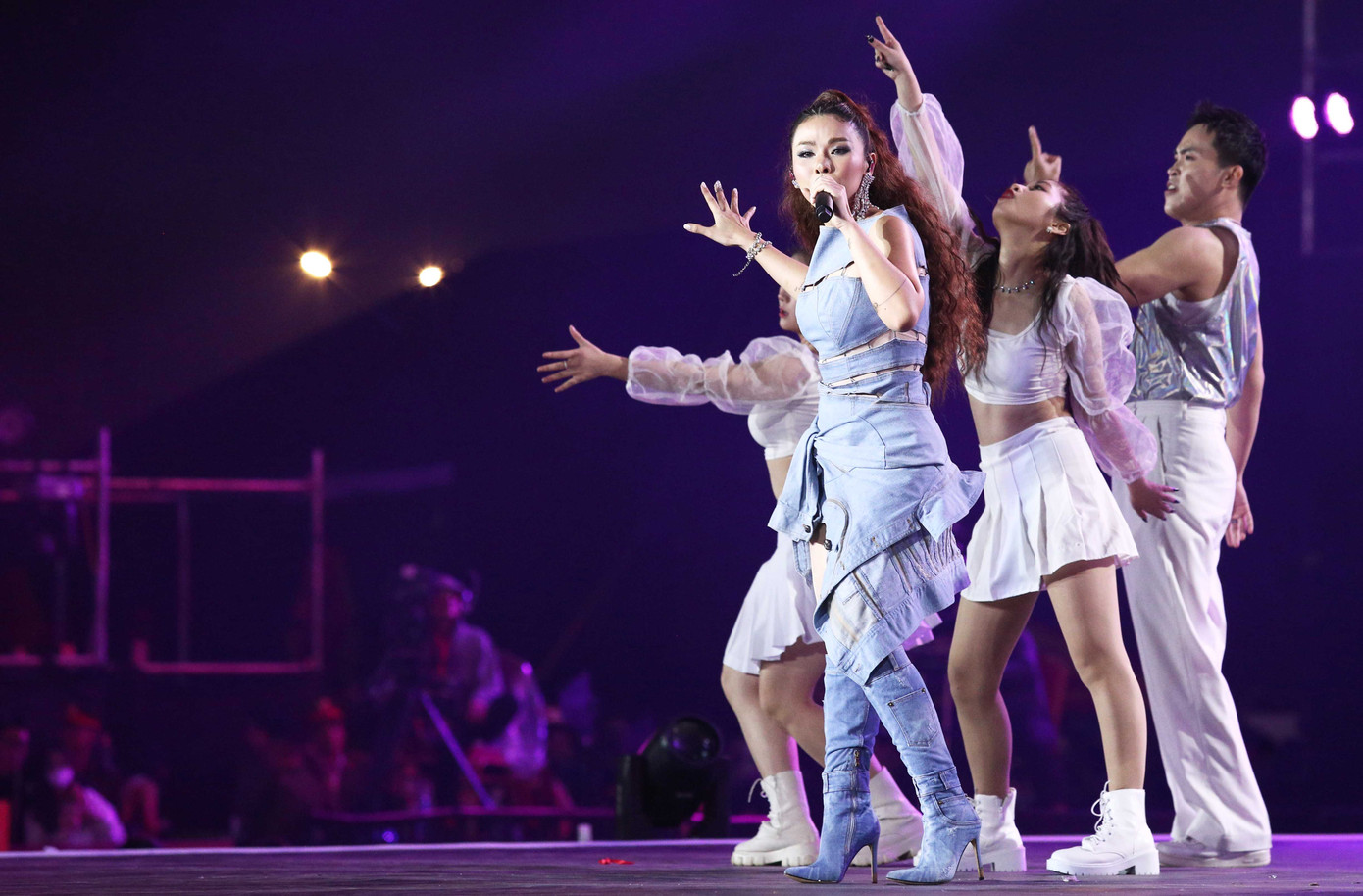 Ca sĩ Trương Thảo Nhi với trang phục cá tính trên sân khấu quảng trường Lâm Viên