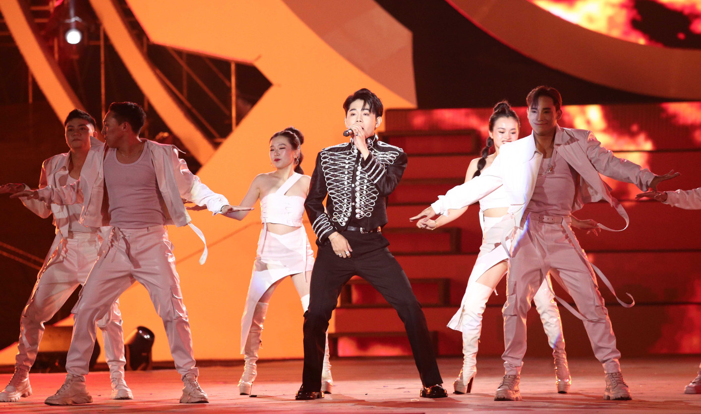 Ca sĩ Trung Hiếu hâm nóng đêm Đà Lạt với các bản hit