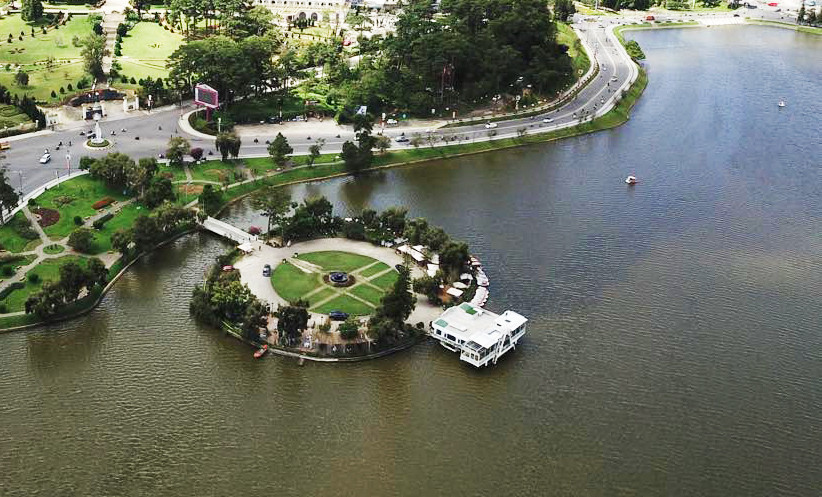 Khu nhà hàng Thủy Tạ là đảo nổi thuộc hồ Xuân Hương Khu nhà hàng Thủy Tạ là đảo nổi thuộc hồ Xuân Hương