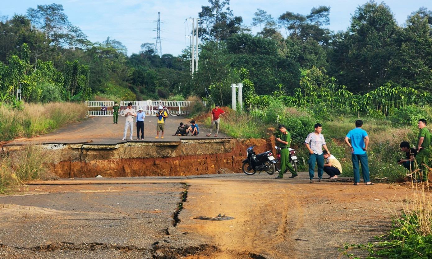Lực lượng chức năng khám nghiệm hiện trường vụ tai nạn