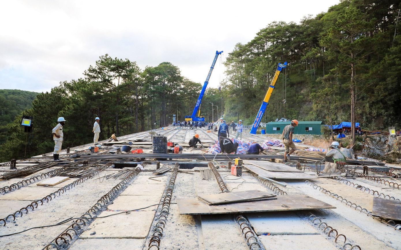 Khẩn trương thi công cây cầu