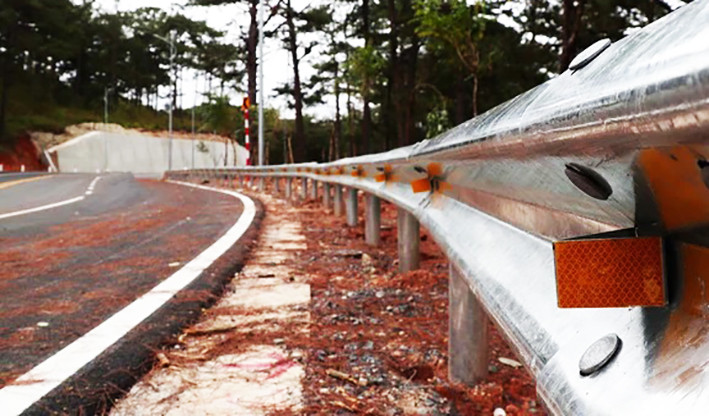 Một số đoạn trên đèo Prenn đã được gắn tiêu phản quang