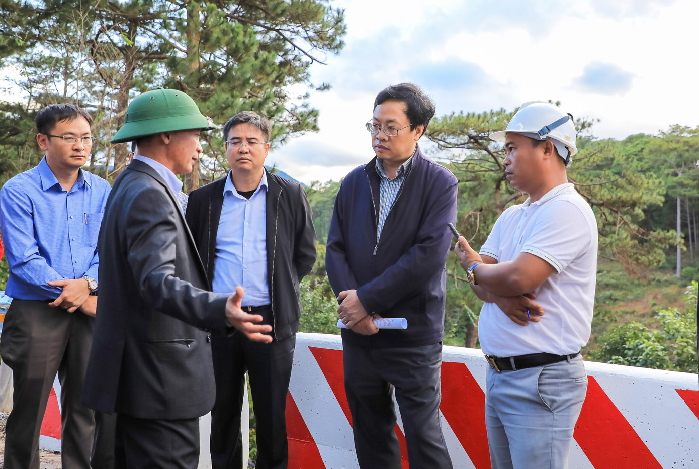 Chủ tịch UBND tỉnh Lâm Đồng (đội mũ xanh) trao đổi ý kiến với đại diện nhà thầu