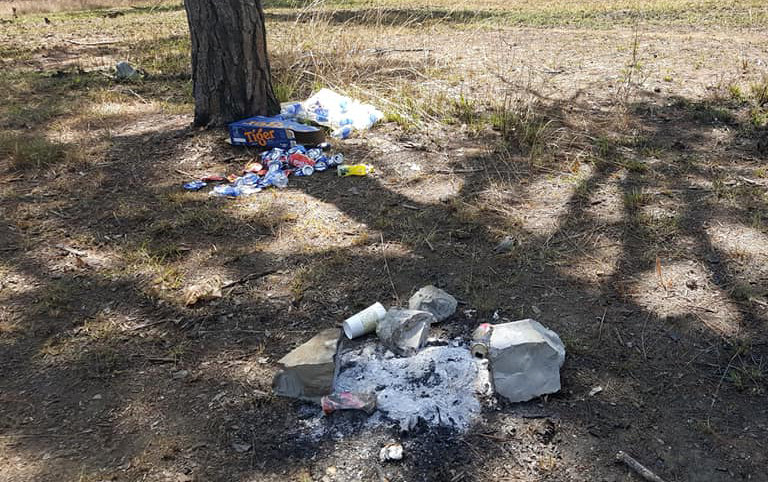 Sau khi nấu nướng ăn uống, du khách xả rác trên đồi thông. Sau khi nấu nướng ăn uống, du khách xả rác trên đồi thông.