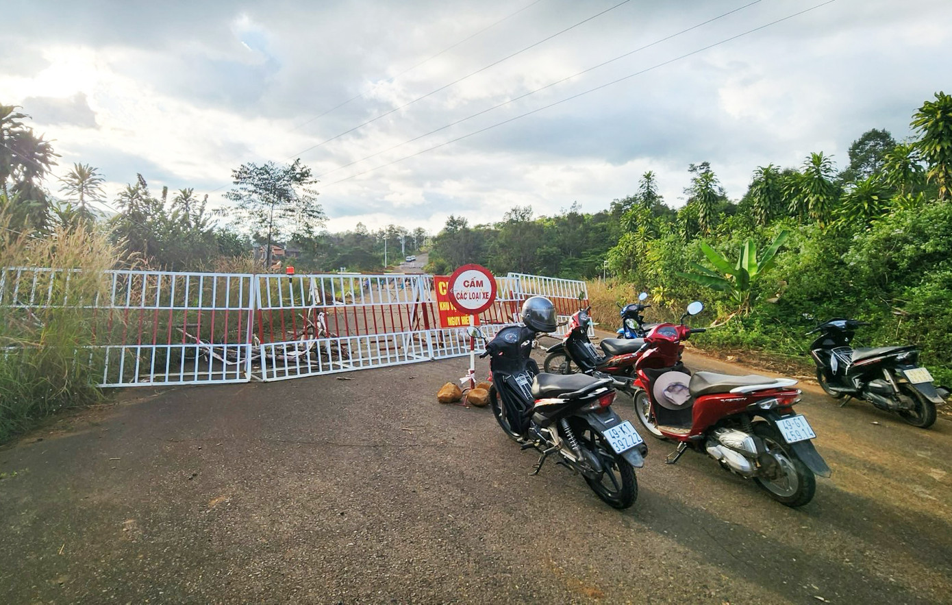 Bất chấp rào chắn và bảng cảnh báo nguy hiểm, một số người vẫn lưu thông qua điểm sụt lún