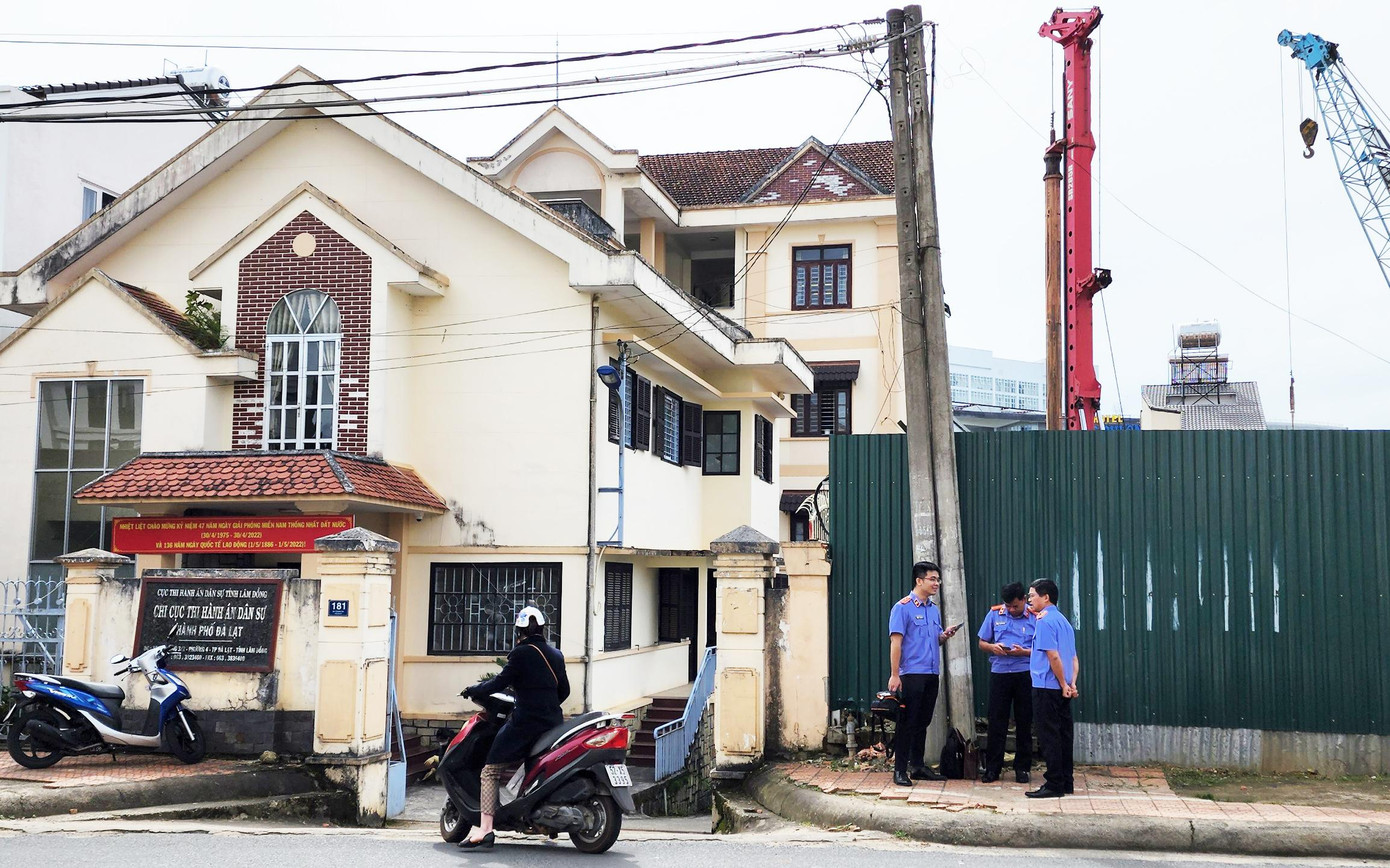 Lực lượng chức năng đến TP Đà Lạt bắt ông Nguyễn Ngọc Thiện