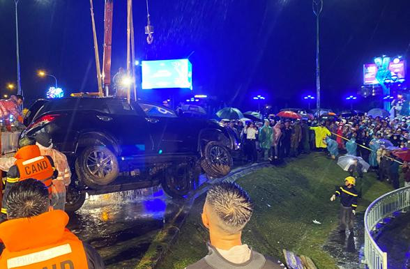 Trục vớt ô tô lên bờ Trục vớt ô tô lên bờ