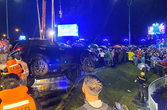 Trục vớt ô tô lên bờ Trục vớt ô tô lên bờ