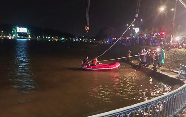 Cứu hộ người và phương tiện gặp nạn ở hồ Xuân Hương Cứu hộ người và phương tiện gặp nạn ở hồ Xuân Hương