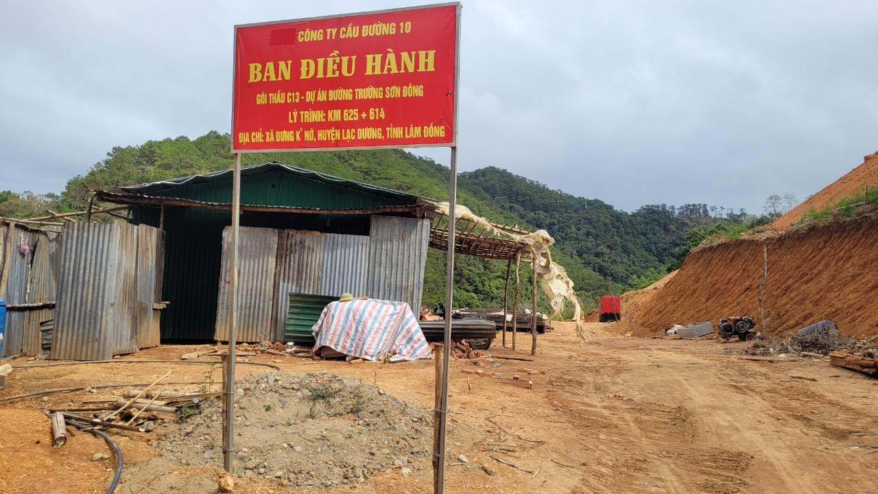 Lập lán trại để thi công cầu vượt sông Krông Nô Lập lán trại để thi công cầu vượt sông Krông Nô