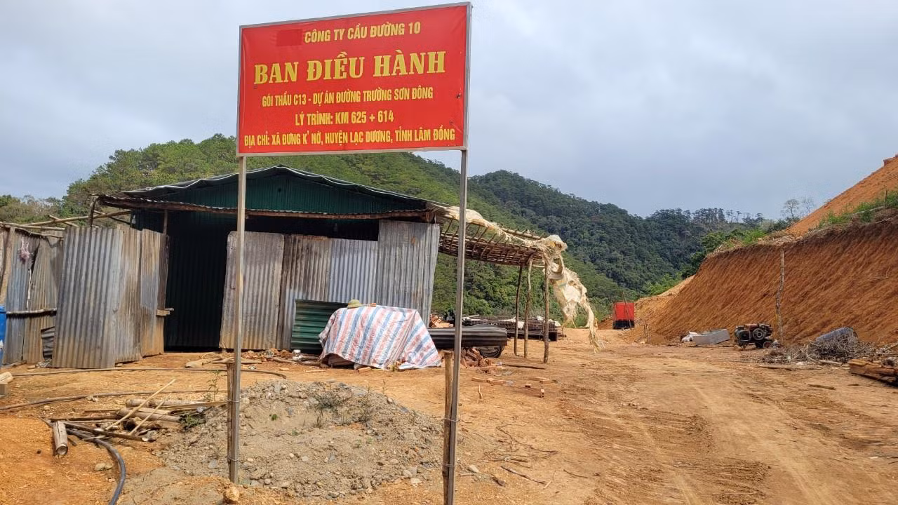 Lập lán trại để thi công cầu vượt sông Krông Nô Lập lán trại để thi công cầu vượt sông Krông Nô