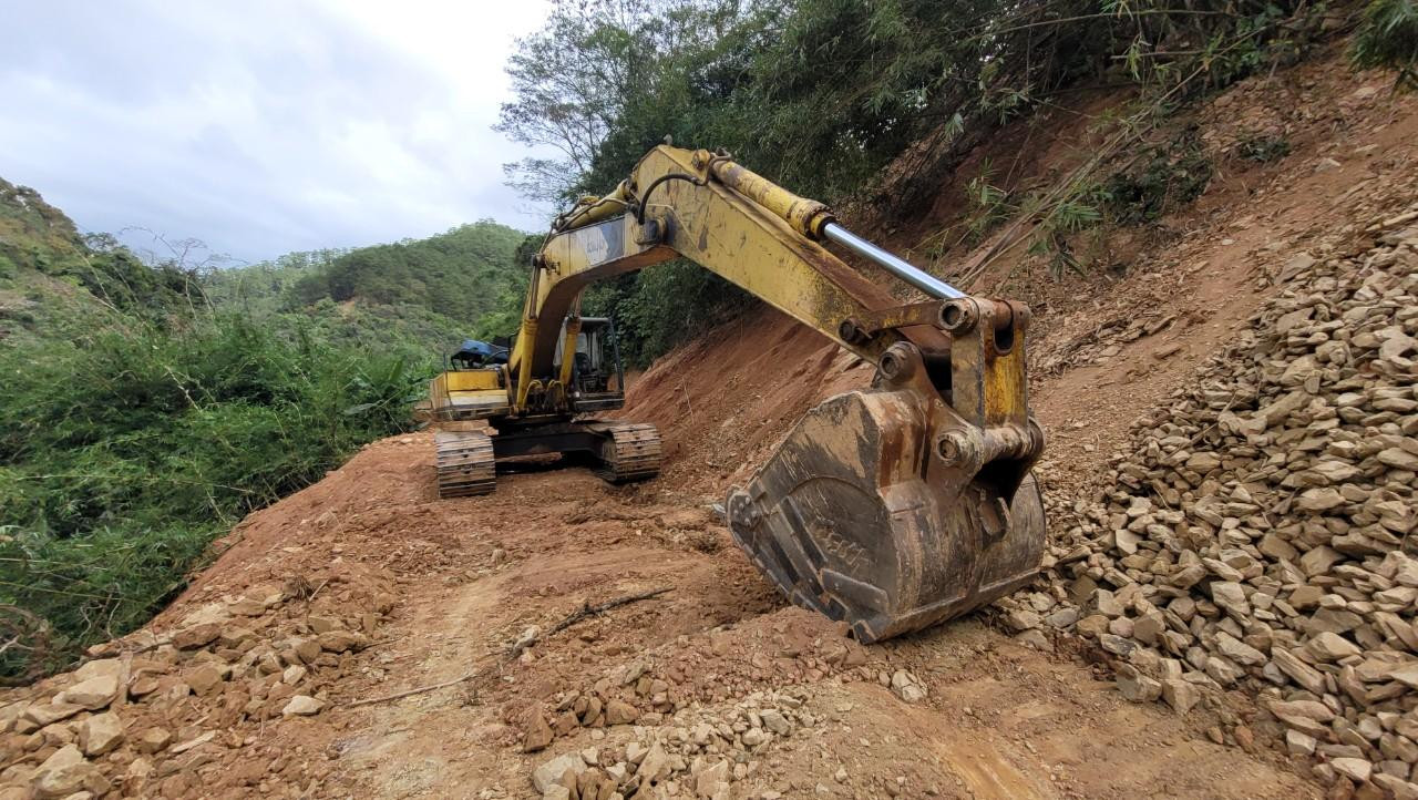 Dùng xe cơ giới san ủi đường Dùng xe cơ giới san ủi đường