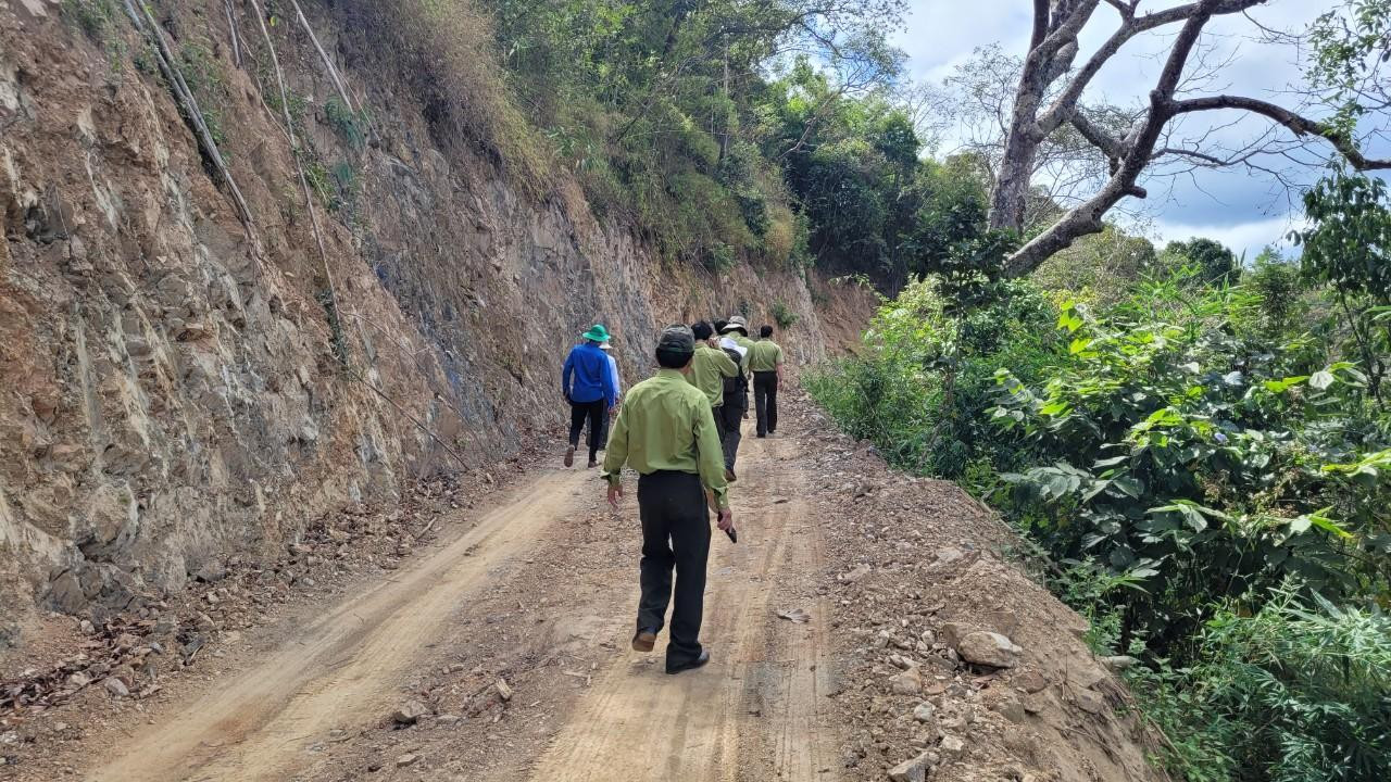 Lực lượng kiểm lâm kiểm tra hiện trường vụ mở đường qua VQG Bidoup-Núi Bà Lực lượng kiểm lâm kiểm tra hiện trường vụ mở đường qua VQG Bidoup-Núi Bà