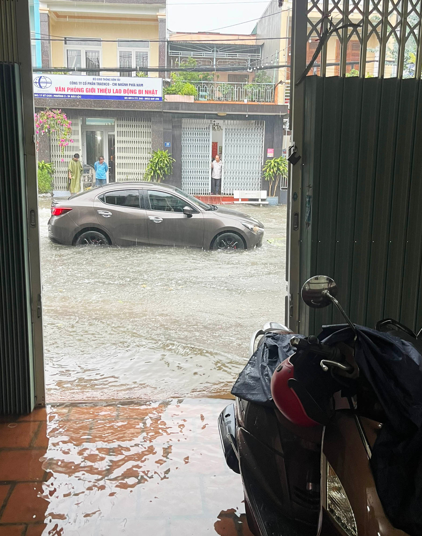 Trong nhà, ngoài đường đều lênh láng nước sau cơn mưa lớn kéo dài Trong nhà, ngoài đường đều lênh láng nước sau cơn mưa lớn kéo dài