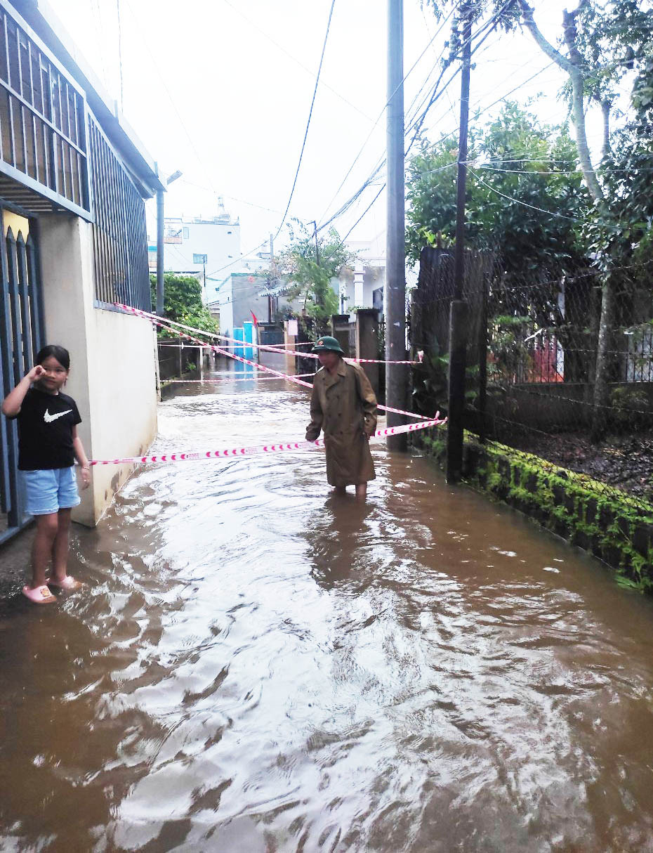 Lực lượng chức năng giăng dây cảnh báo người dân không lưu thông qua khu vực nguy hiểm Lực lượng chức năng giăng dây cảnh báo người dân không lưu thông qua khu vực nguy hiểm