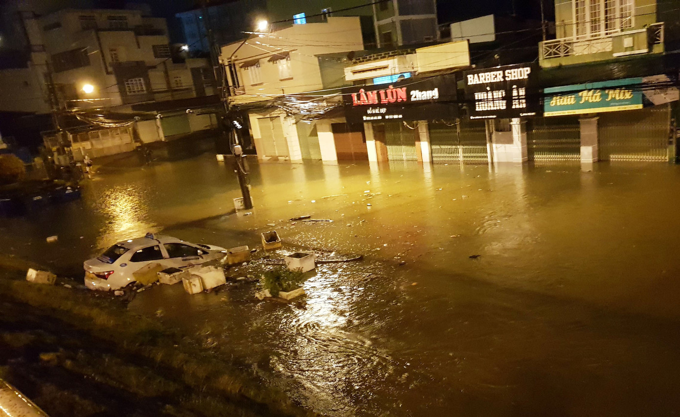 Hơn 10 ngày qua, đường Lê Văn Tám đã 2 lần bị ngập sâu hơn 1m Hơn 10 ngày qua, đường Lê Văn Tám đã 2 lần bị ngập sâu hơn 1m