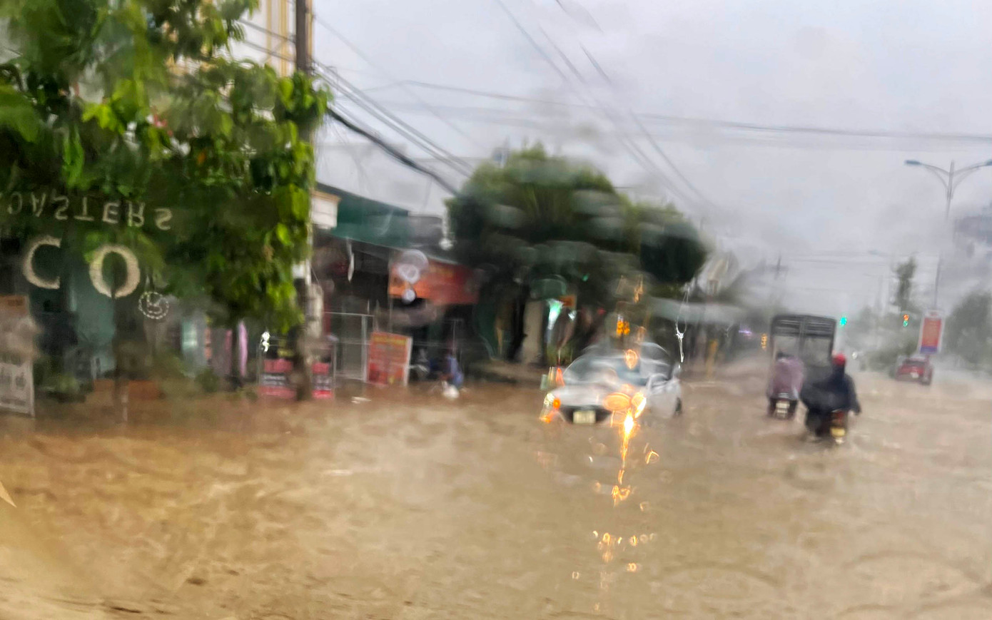 Tình trạng ngập lụt khiến việc lưu thông trên đường rất khó khăn, nguy hiểm Tình trạng ngập lụt khiến việc lưu thông trên đường rất khó khăn, nguy hiểm