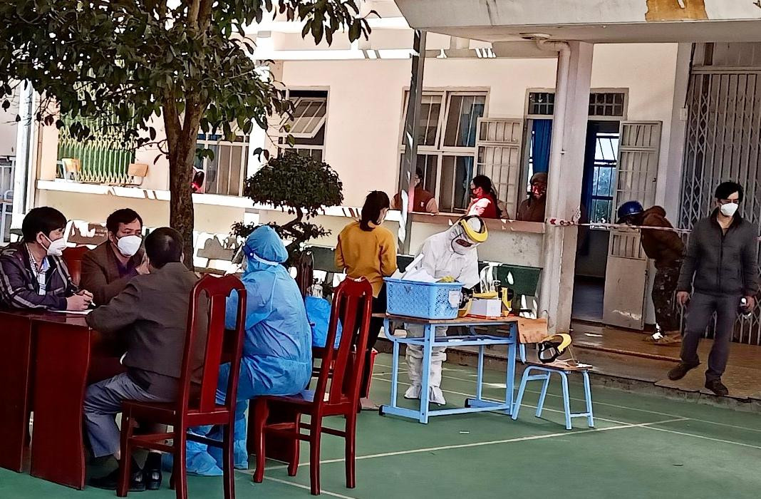 Lấy mẫu xét nghiệm SARS-CoV-2 tại trường học Lấy mẫu xét nghiệm SARS-CoV-2 tại trường học