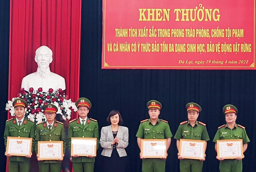 6 cán bộ công an được khen thưởng 6 cán bộ công an được khen thưởng