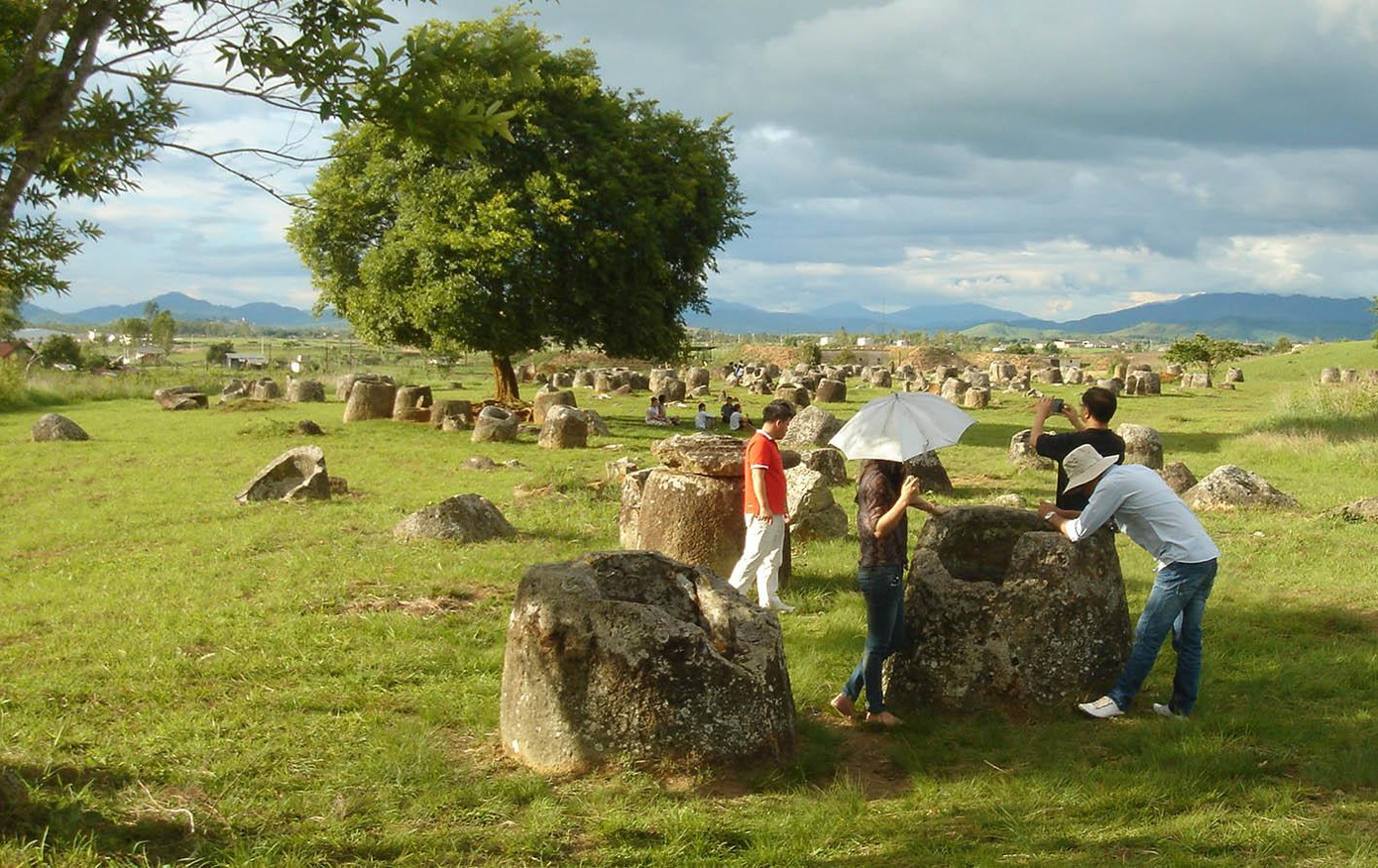 Du khách tham quan Cánh đồng chum Du khách tham quan Cánh đồng chum