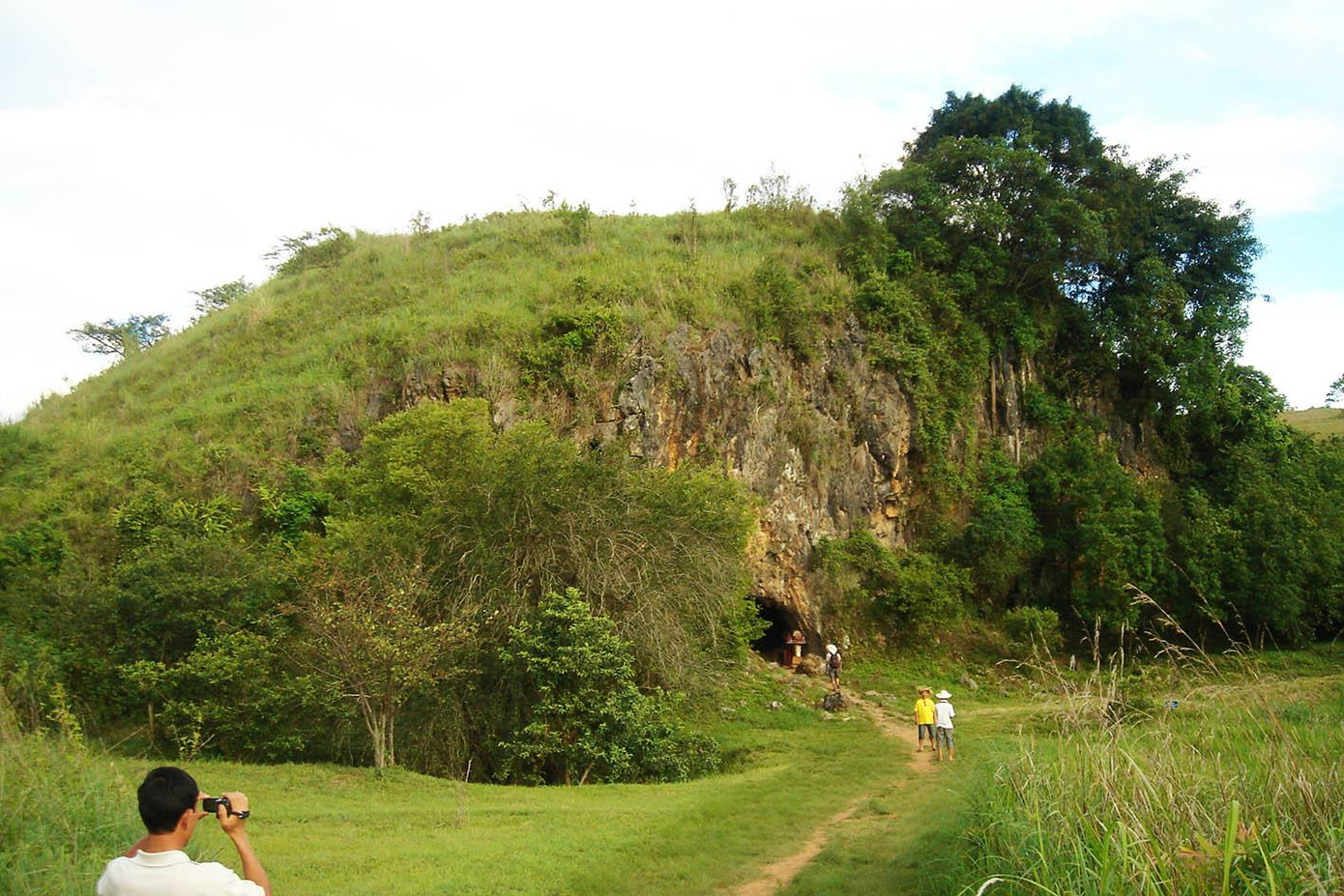 Hang Thăm Hảy nhìn từ bên ngoài Hang Thăm Hảy nhìn từ bên ngoài