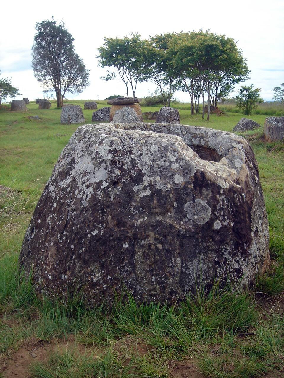 Chum đá cổ ở bản Hảy Hỉn Chum đá cổ ở bản Hảy Hỉn