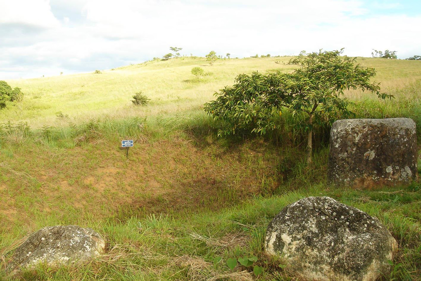 Trên Cánh đồng chum có hàng chục hố bom thế này nhưng không làm vỡ chiếc chum nào Trên Cánh đồng chum có hàng chục hố bom thế này nhưng không làm vỡ chiếc chum nào