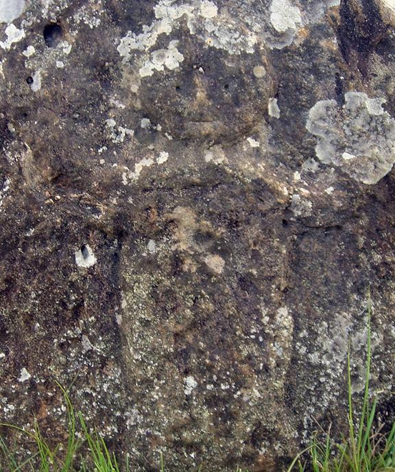 Hình đứa bé được chạm khắc trên chum Hình đứa bé được chạm khắc trên chum