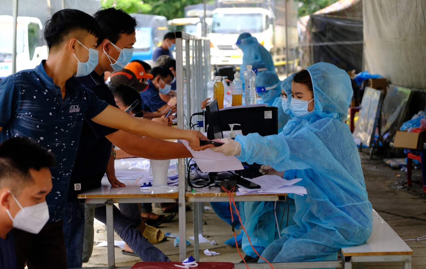 Kiểm tra thông tin của tài xế và phụ xe tại chốt đèo Chuối