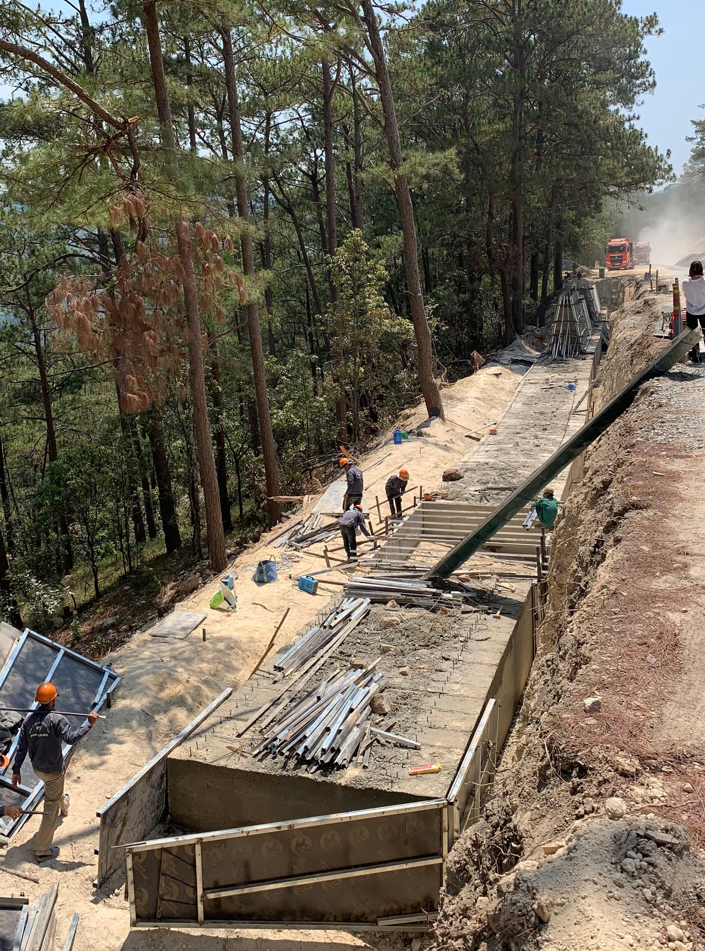 Lực lượng thi công được chia làm 2 ca, làm việc suốt ngày đêm. Lực lượng thi công được chia làm 2 ca, làm việc suốt ngày đêm.