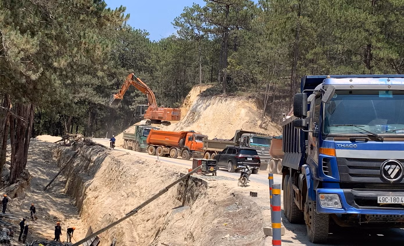 Công trường thi công mở rộng đèo Prenn.