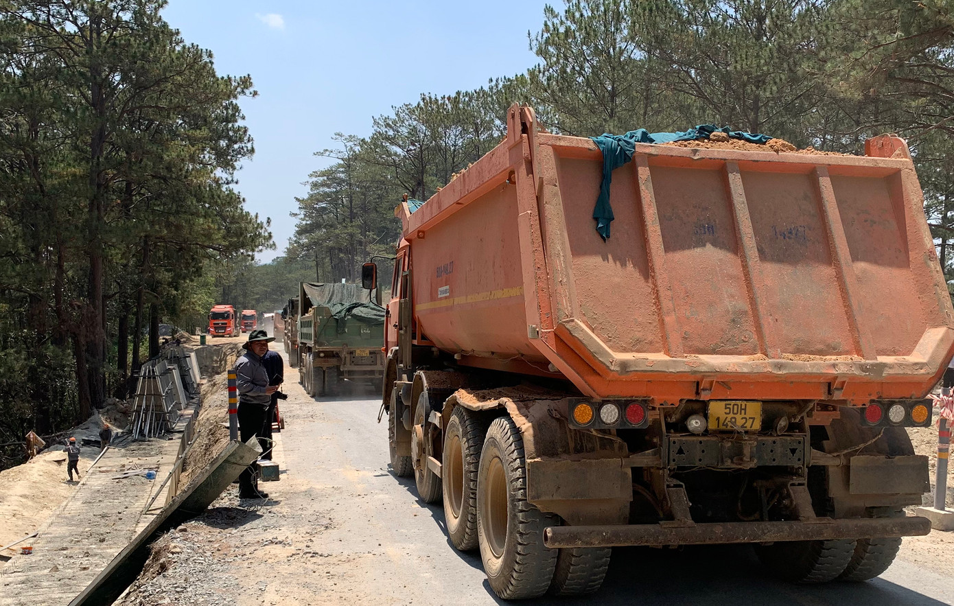 Đơn vị thi công huy động nhiều phương tiện để đẩy nhanh tiến độ. Đơn vị thi công huy động nhiều phương tiện để đẩy nhanh tiến độ.