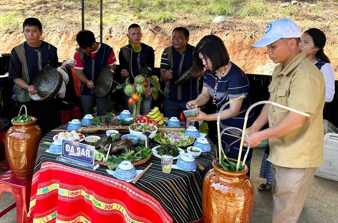Rượu cần và một số món ăn của người Cill ở xã Đạ Sar Rượu cần và một số món ăn của người Cill ở xã Đạ Sar