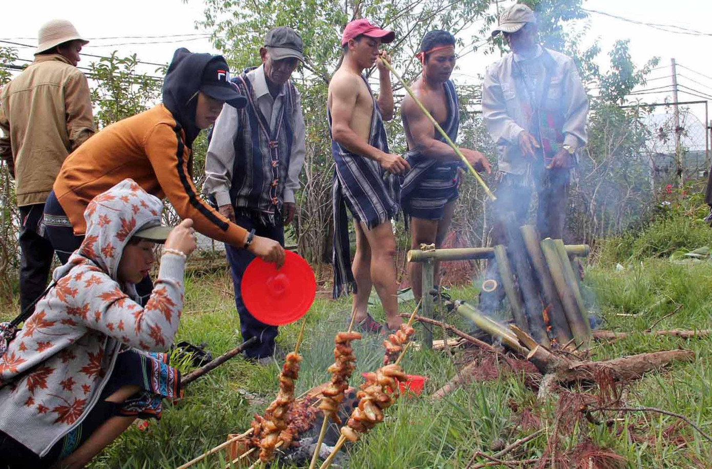 Cơm lam, thịt heo thả rông nướng là món được ưa chuộng của người K'Ho Cơm lam, thịt heo thả rông nướng là món được ưa chuộng của người K'Ho