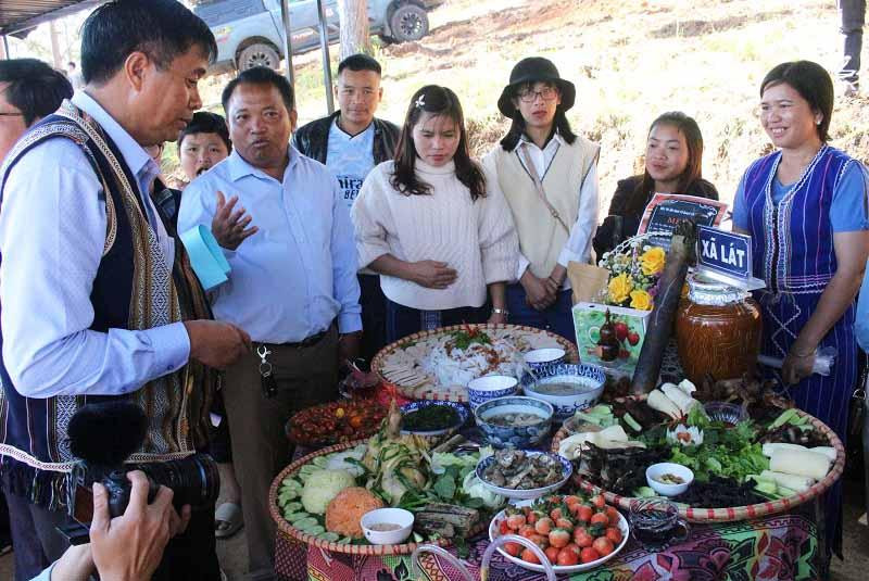 Rượu cần và các món ăn đặc trưng của người Lạch Rượu cần và các món ăn đặc trưng của người Lạch