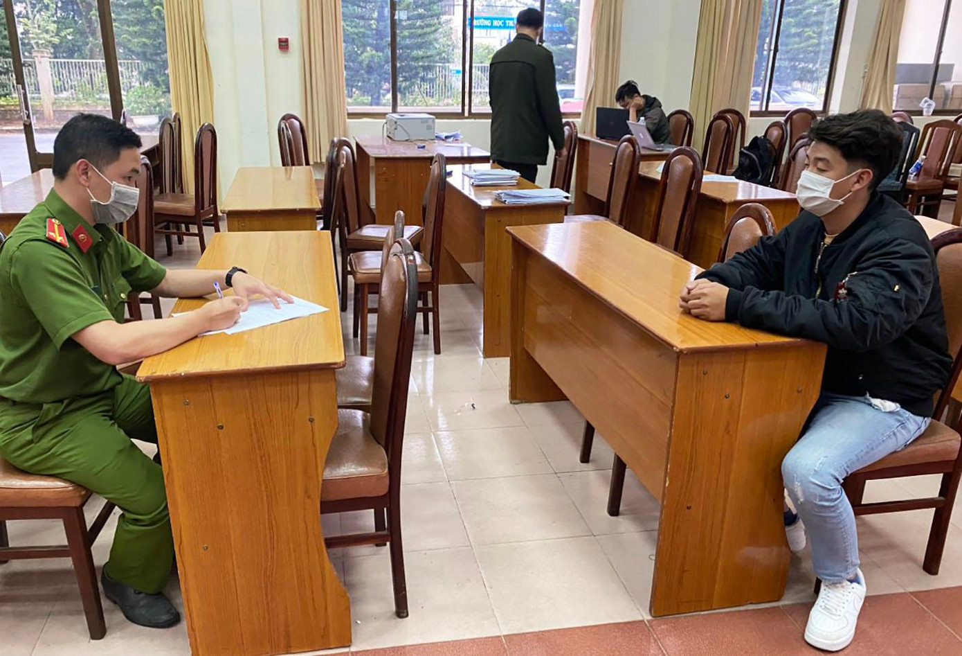 Cơ quan điều tra lấy lời khai một số đối tượng liên quan Cơ quan điều tra lấy lời khai một số đối tượng liên quan