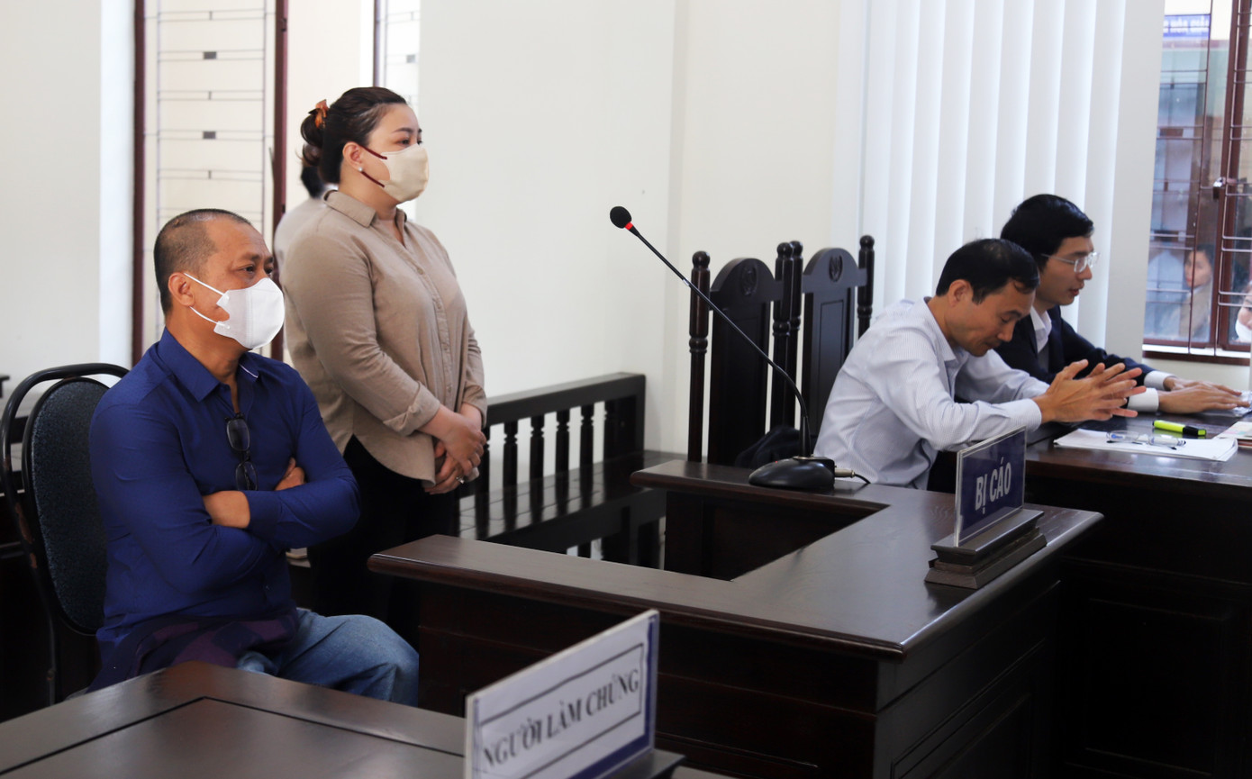 Hai bị cáo (đeo khẩu trang) tại phiên tòa sơ thẩm ở TP Bảo Lộc Hai bị cáo (đeo khẩu trang) tại phiên tòa sơ thẩm ở TP Bảo Lộc