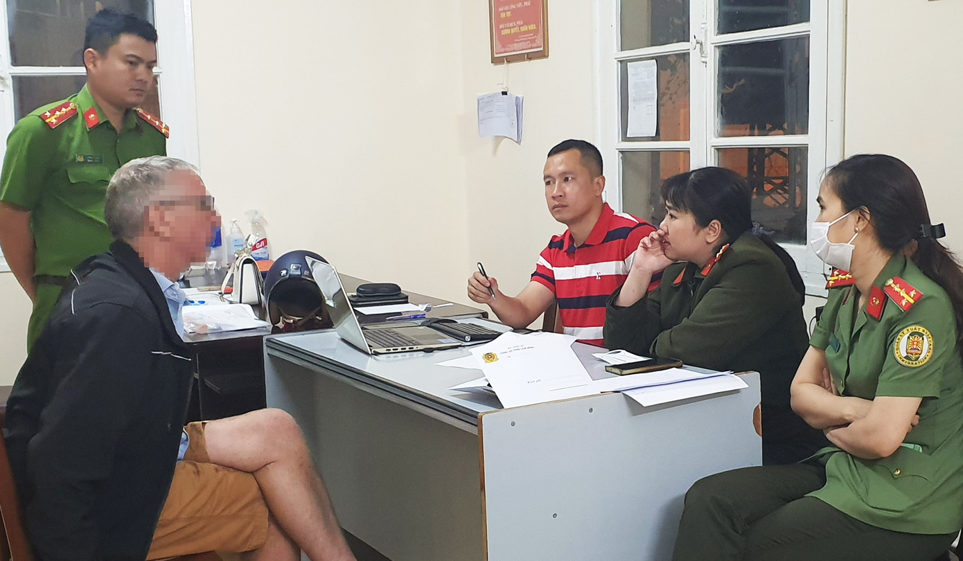 Nghi phạm J. tại cơ quan công an Nghi phạm J. tại cơ quan công an