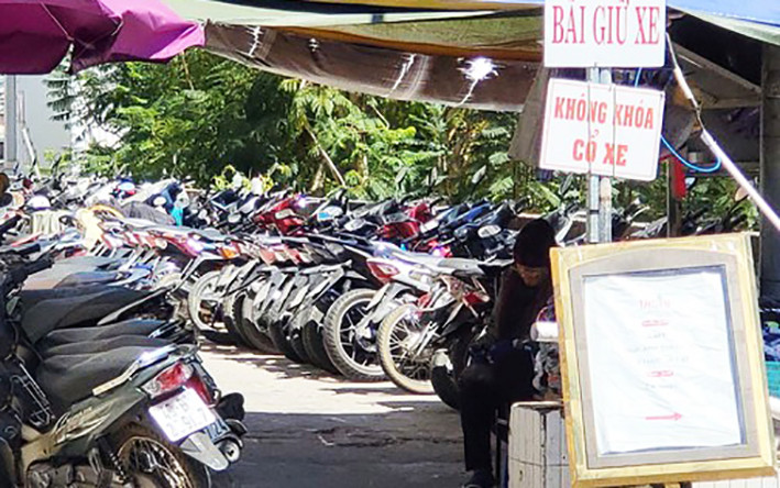 Bãi giữ xe bên trái cầu thang đi xuống chợ lầu Đà Lạt