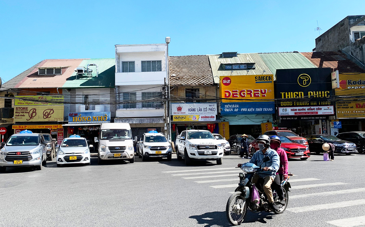 Bãi giữ xe trước khu triển lãm Hòa Bình