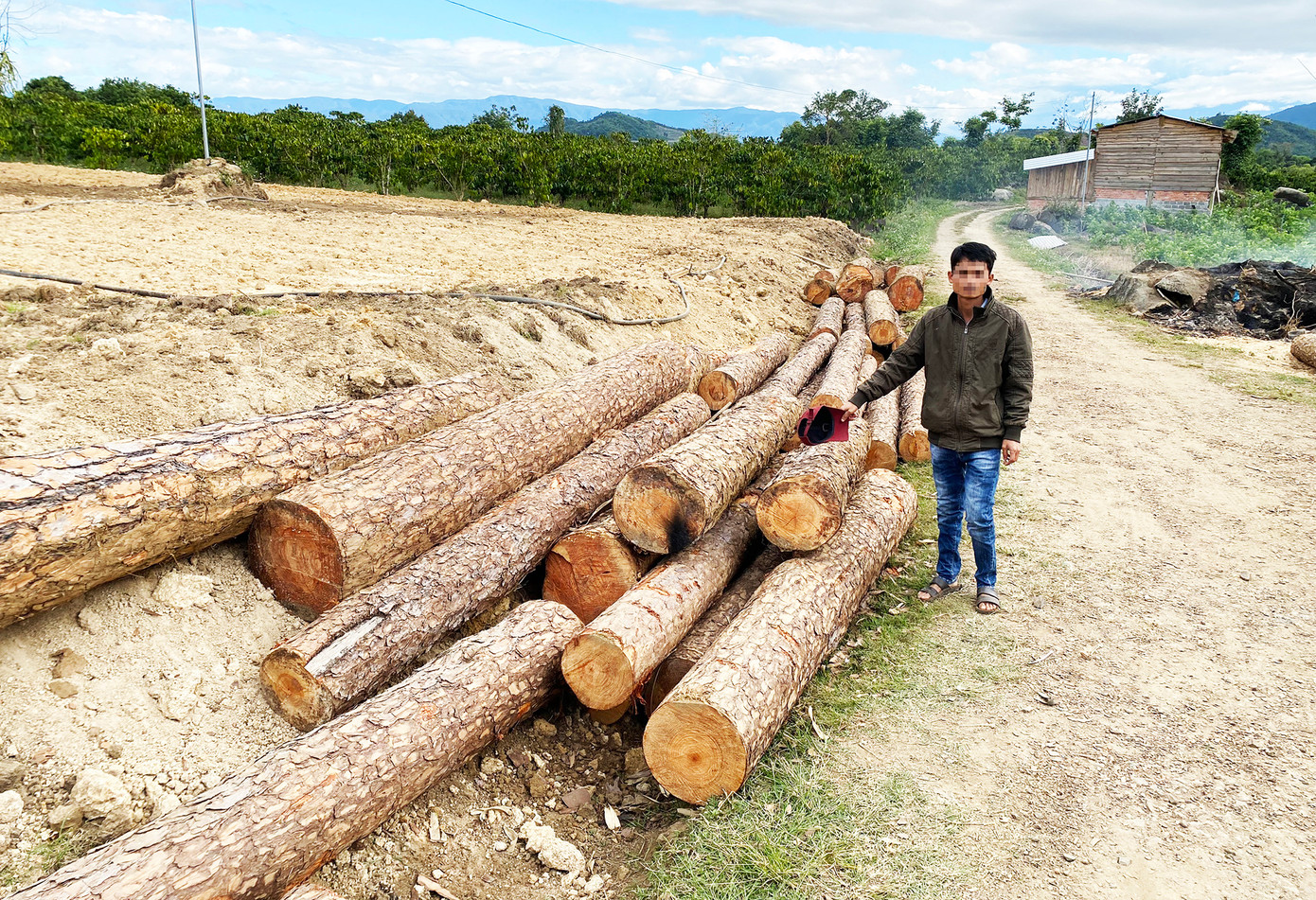 Công an phát hiện 99 lóng gỗ không nguồn gốc xuất xứ trong xưởng mộc của P.A.T. Công an phát hiện 99 lóng gỗ không nguồn gốc xuất xứ trong xưởng mộc của P.A.T.