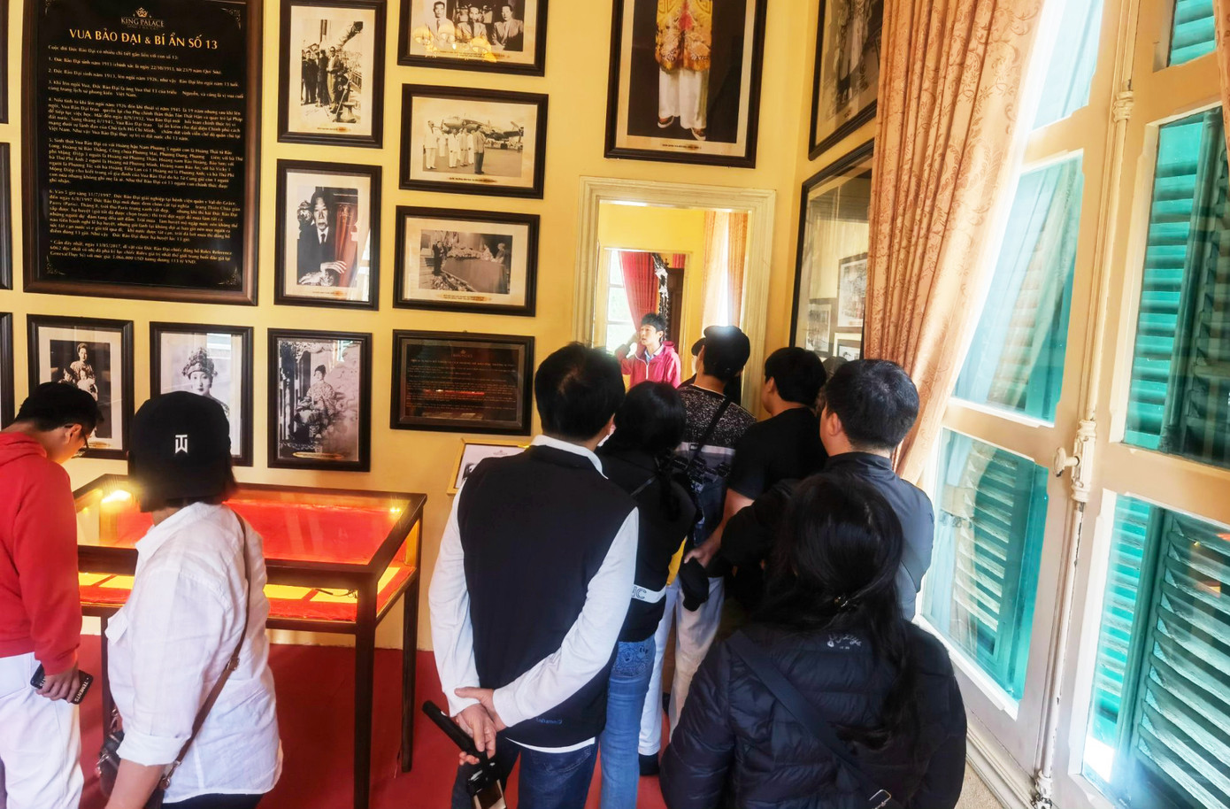 Hướng dẫn viên nước ngoài (không đeo thẻ, áo đỏ) thuyết minh tại một dinh thự ở Đà Lạt. Hướng dẫn viên nước ngoài (không đeo thẻ, áo đỏ) thuyết minh tại một dinh thự ở Đà Lạt.