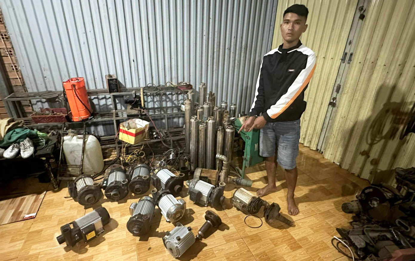 Đối tượng bị bắt cùng nhiều tang vật Đối tượng bị bắt cùng nhiều tang vật