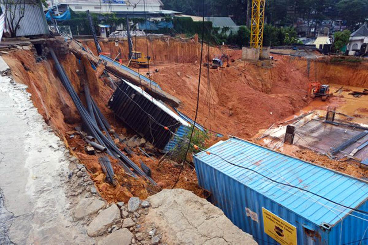 Hàng chục mét khối đất đá đổ ập xuống công trình ở Đà Lạt sau tiếng nổ lớn ảnh 1