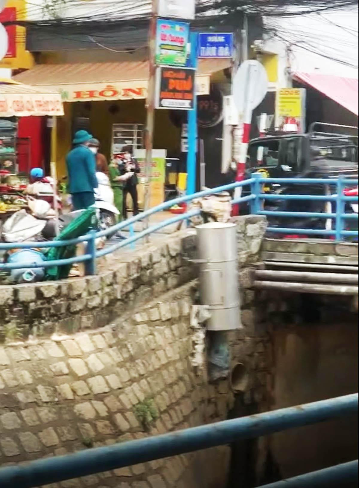 Lực lượng chức năng đang phối hợp khoanh vùng, truy vết những người liên quan Lực lượng chức năng đang phối hợp khoanh vùng, truy vết những người liên quan