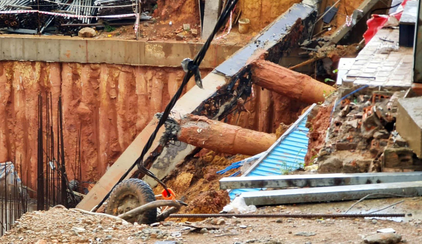 Cọc bê tông của công trình bị "nhổ" lên