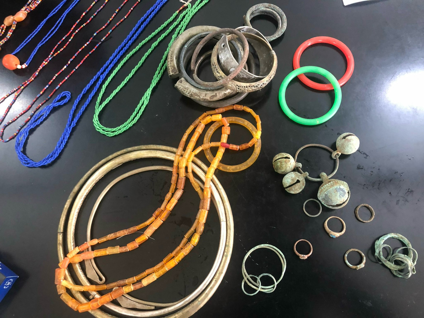 Một số vật trang sức vừa được trao tặng cho thôn Đam Pao