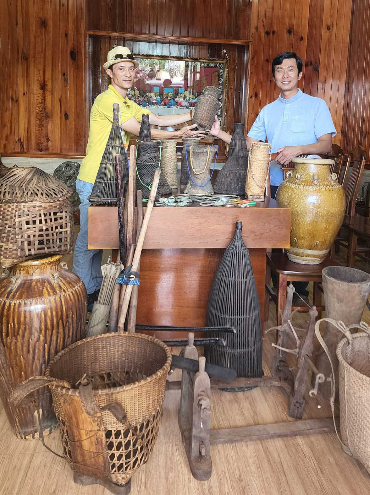 Ông Nguyễn Quốc Dũng (bên trái) trao tặng 49 hiện vật cho thôn Đam Pao